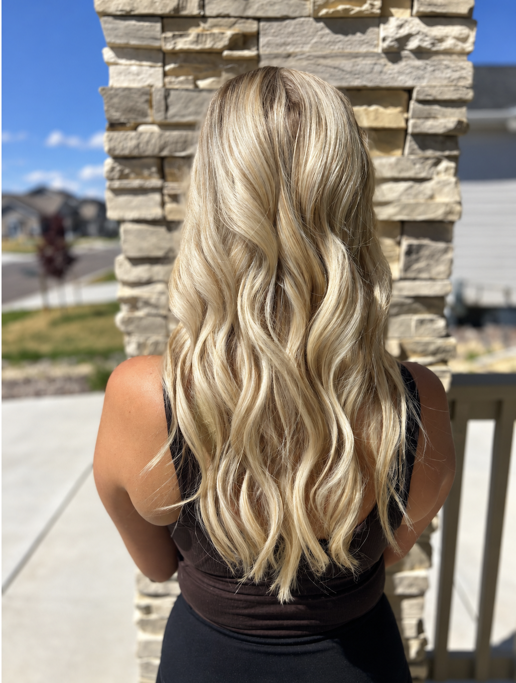 Long, sunlit blonde waves from a mobile full highlight appointment
